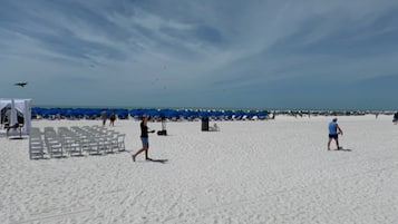 Am Strand, Liegestühle, Strandtücher