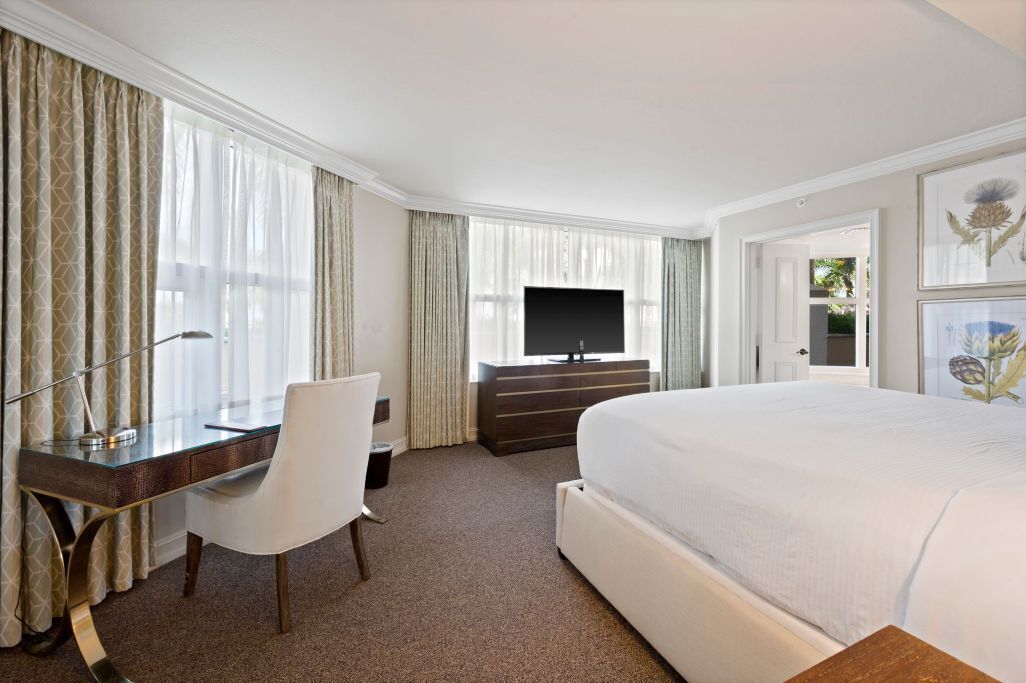 2 makuuhuonetta, tallelokero huoneessa, työpöytä, silitysrauta/-lauta