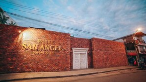 A brick wall with the sign "HOTEL SAN ANGEL SANTA FE". - Angel de Santa Fe by Bernalo Hotels (Santa Fe de Antioquia)