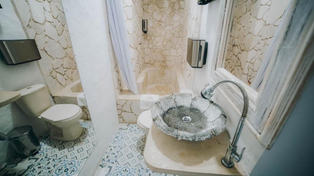 Superior Suite | Bathroom | Combined shower/tub, towels, shampoo, toilet paper