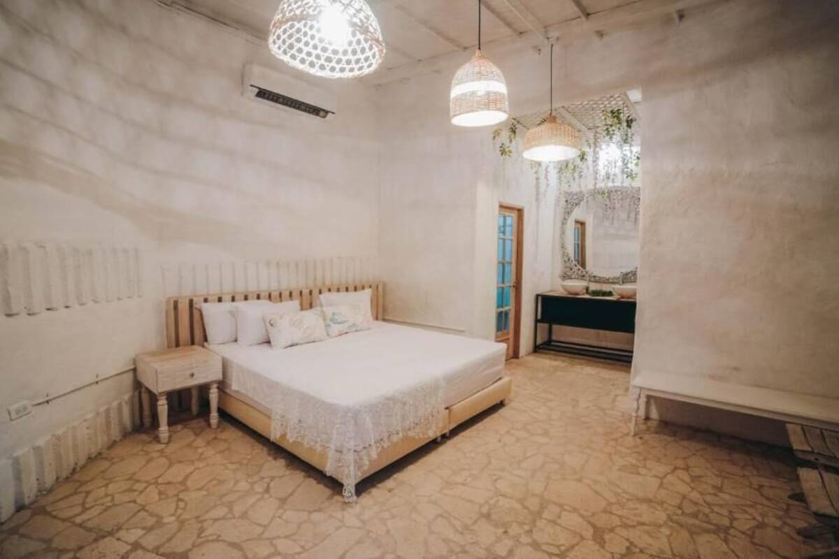 Ein Schlafzimmer mit Bett, Nachttisch und Kommode.