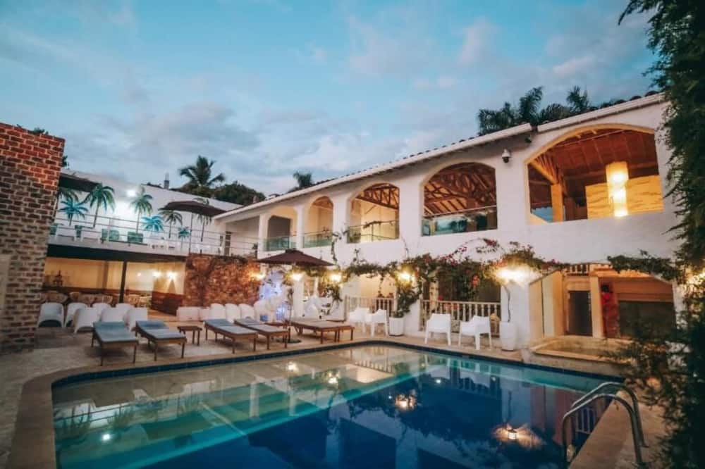 Angel de Santa Fe by Bernalo Hotels