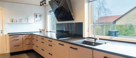 Comfort Villa | Private kitchen