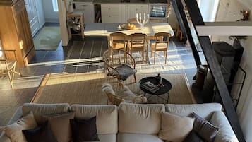 Smart TV, fireplace