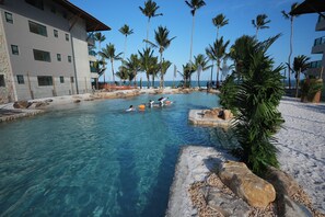 2 kolam renang indoor dan 5 kolam renang outdoor