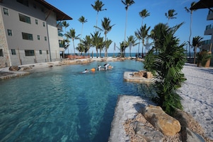 2 innilaugar, 5 útilaugar, sólhlífar, sólstólar