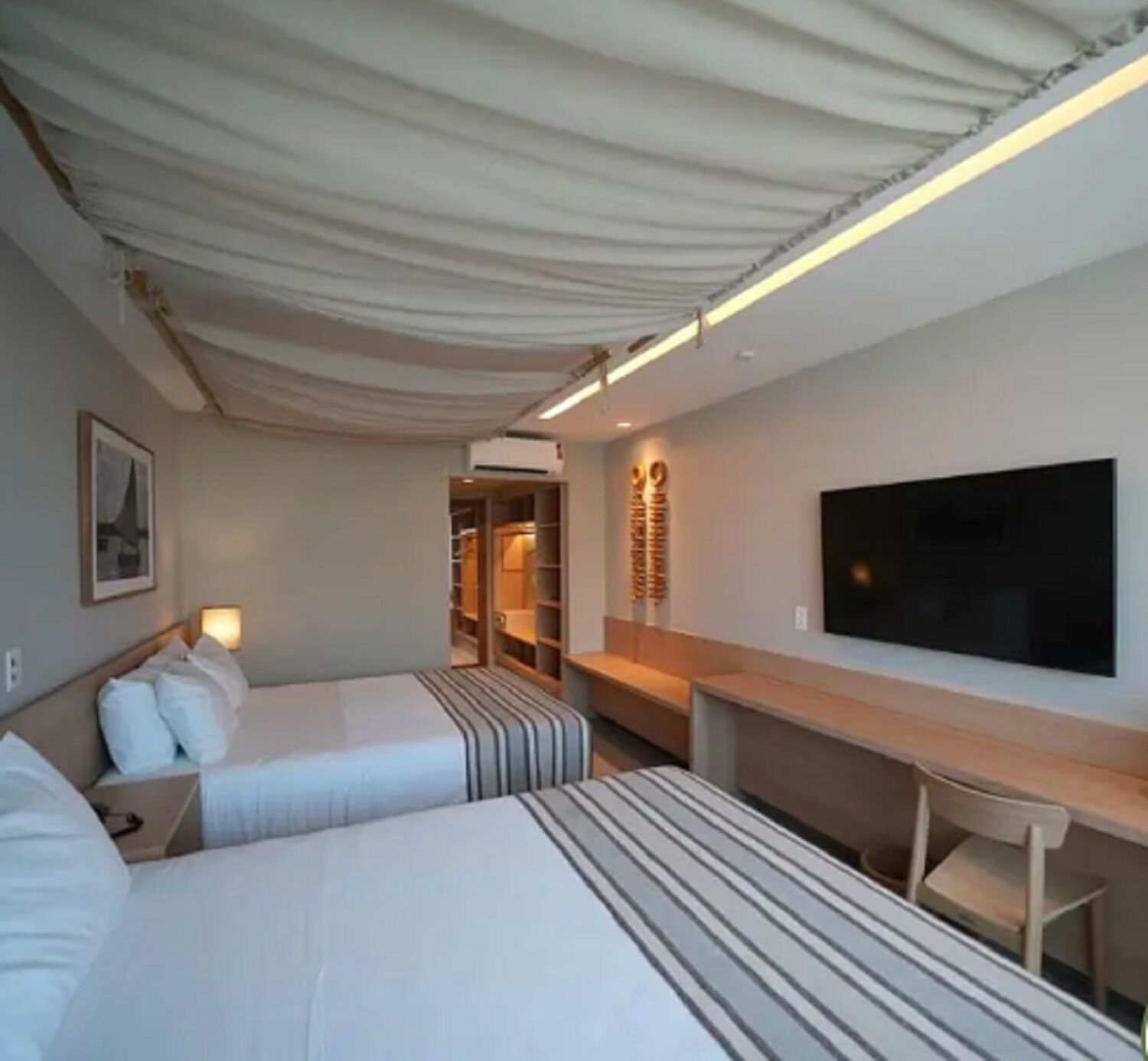 Een minibar, een laptopwerkplek, gratis babybedden, gratis wifi