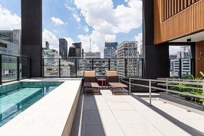 Una piscina al aire libre