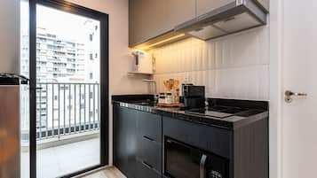 Premier-studio | Yksityinen keittiö | Jääkaappi, mikroaaltouuni, liesi, kahvin-/teenkeitin