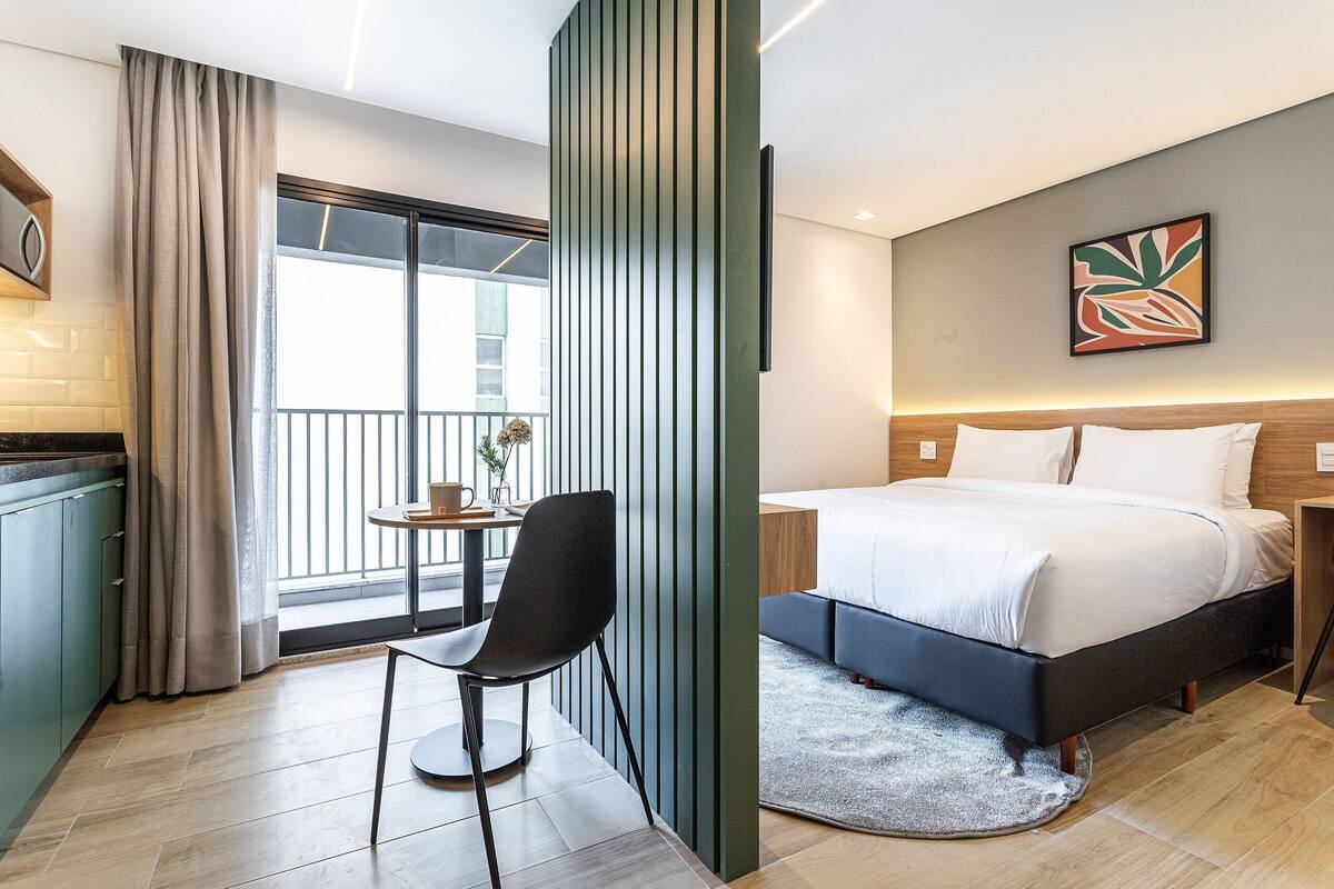 Estudio junior | Espacio para trabajar con laptop y tabla de planchar con plancha