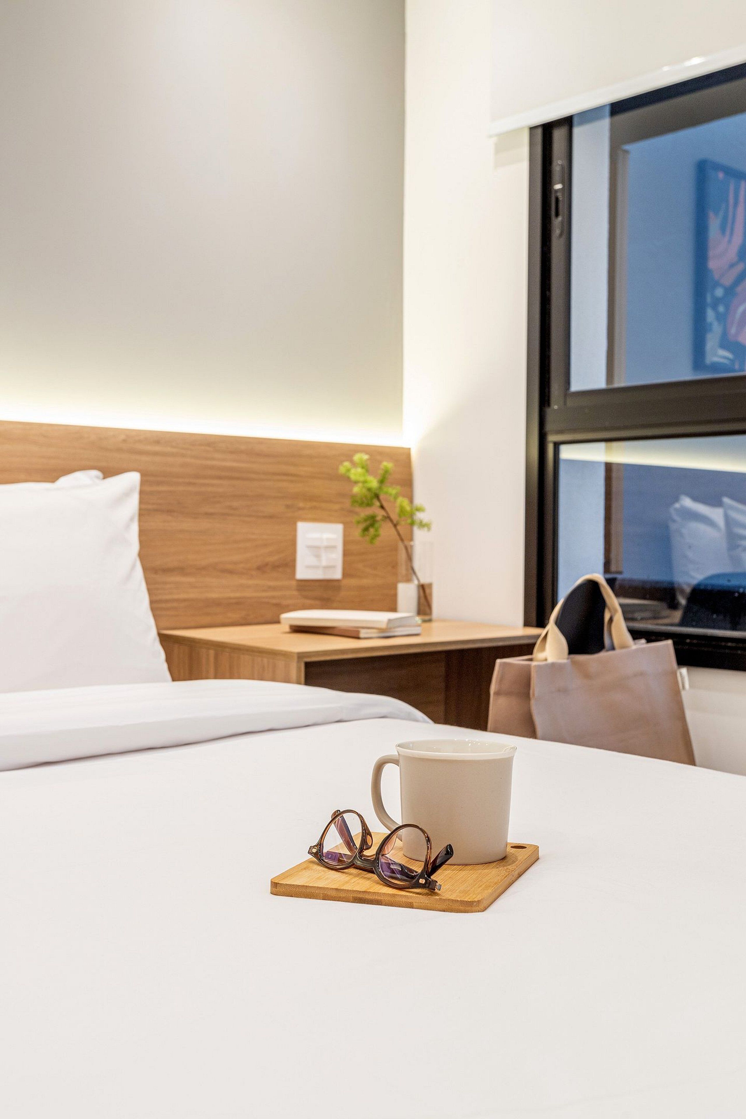 Departamento junior | Espacio para trabajar con laptop y tabla de planchar con plancha 