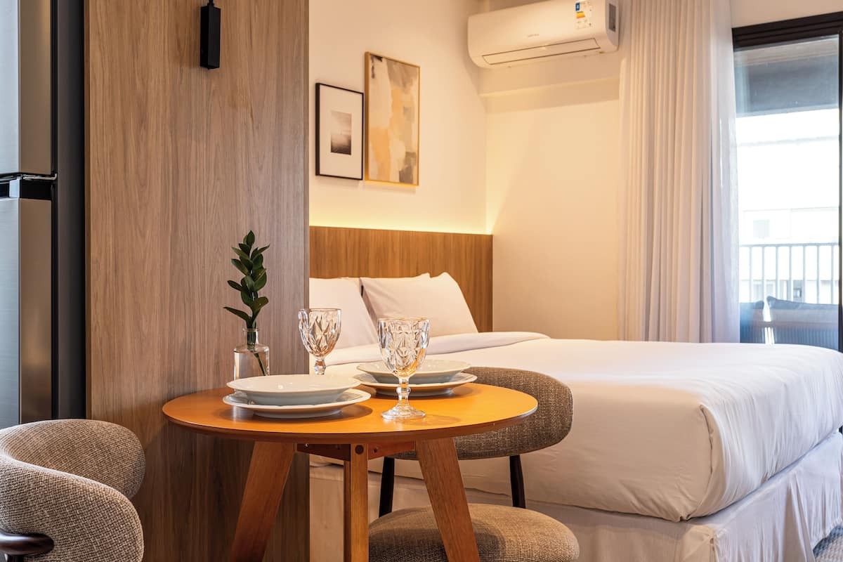 Laptop workspace, iron/ironing board, free WiFi, bed sheets