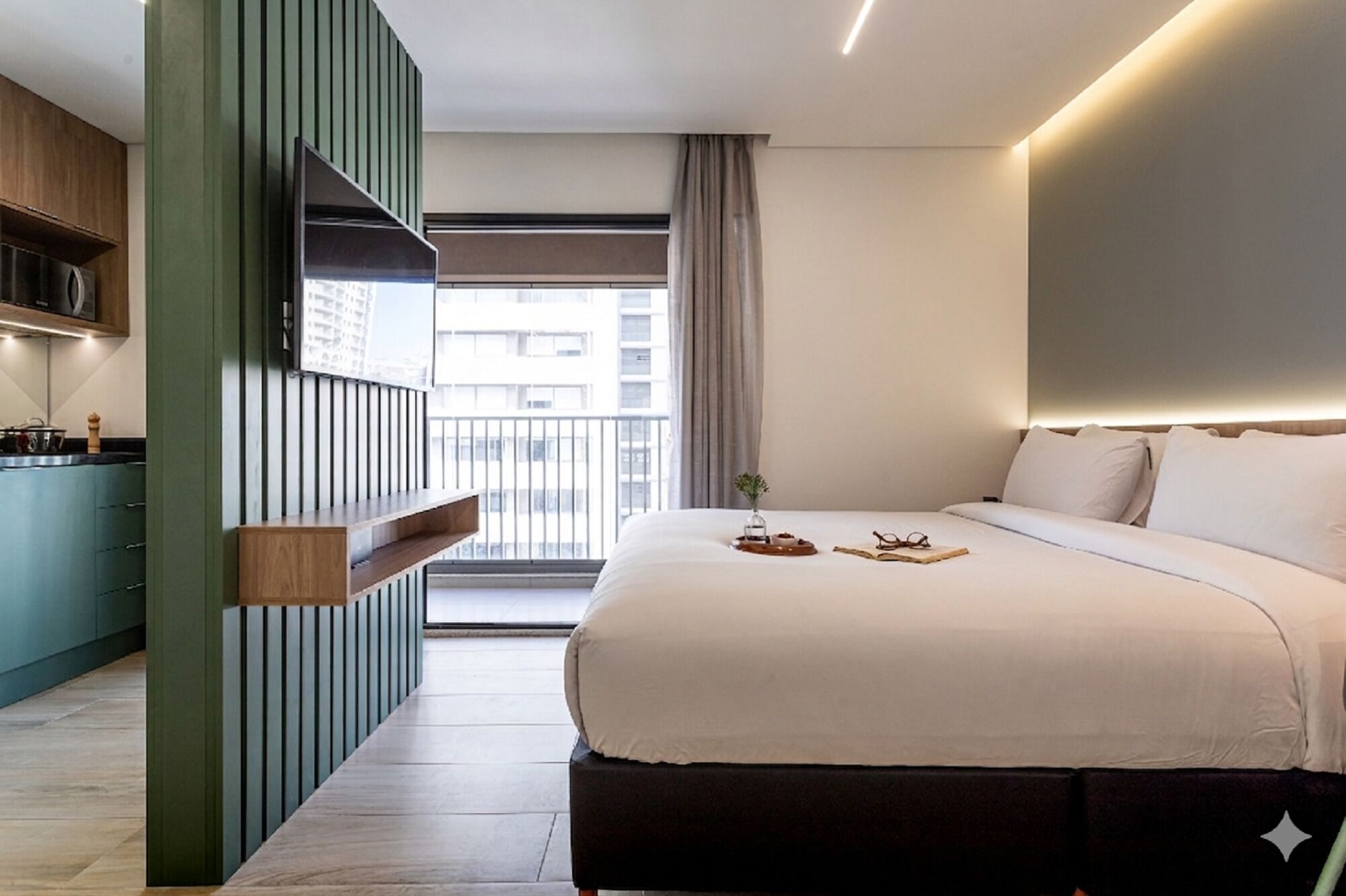 Estudio superior | Espacio para trabajar con laptop y tabla de planchar con plancha 