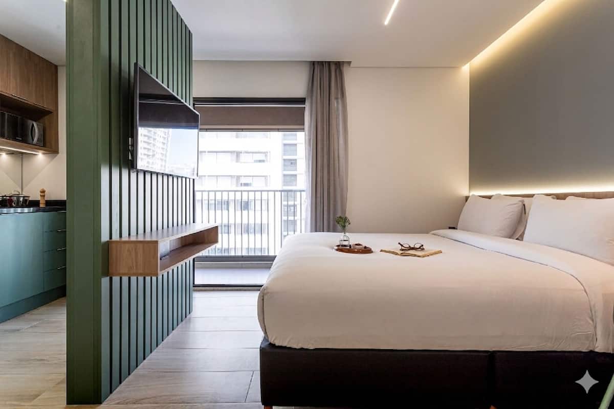 Estudio superior | Espacio para trabajar con laptop y tabla de planchar con plancha