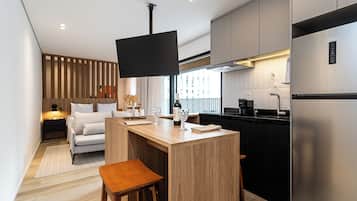 Estúdio superior | Cozinha privada | Geladeira, micro-ondas, cooktop, cafeteira/chaleira