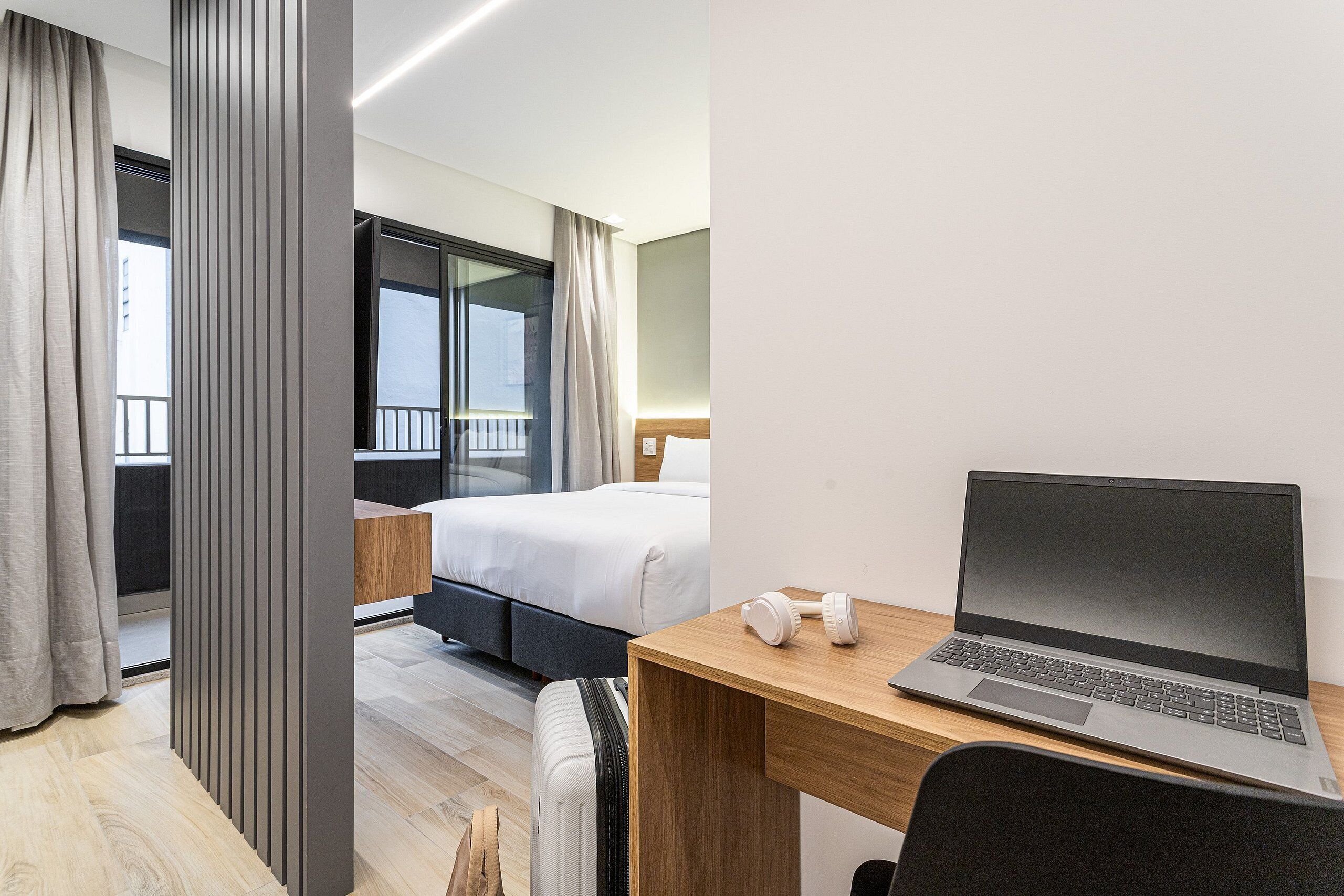 Espacio para trabajar con laptop y tabla de planchar con plancha 