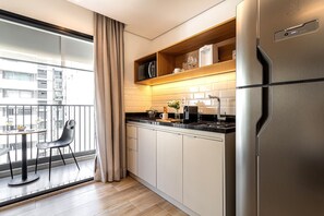 Perhestudio | Yksityinen keittiö | Jääkaappi, mikroaaltouuni, liesi, kahvin-/teenkeitin