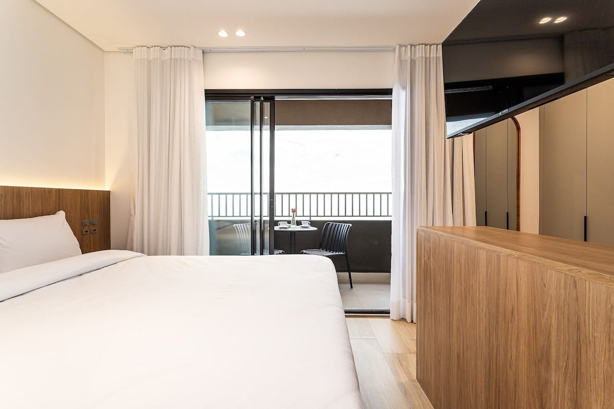 City Studio | Laptop workspace, iron/ironing board, free WiFi, bed sheets