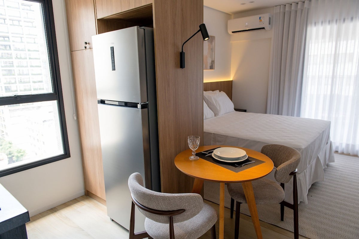 Estudio superior | Espacio para trabajar con laptop y tabla de planchar con plancha