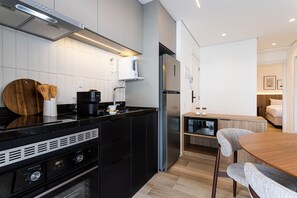 Appartement | Cuisine privée | Réfrigérateur, four à micro-ondes, surface de cuisson, cafetière-théière
