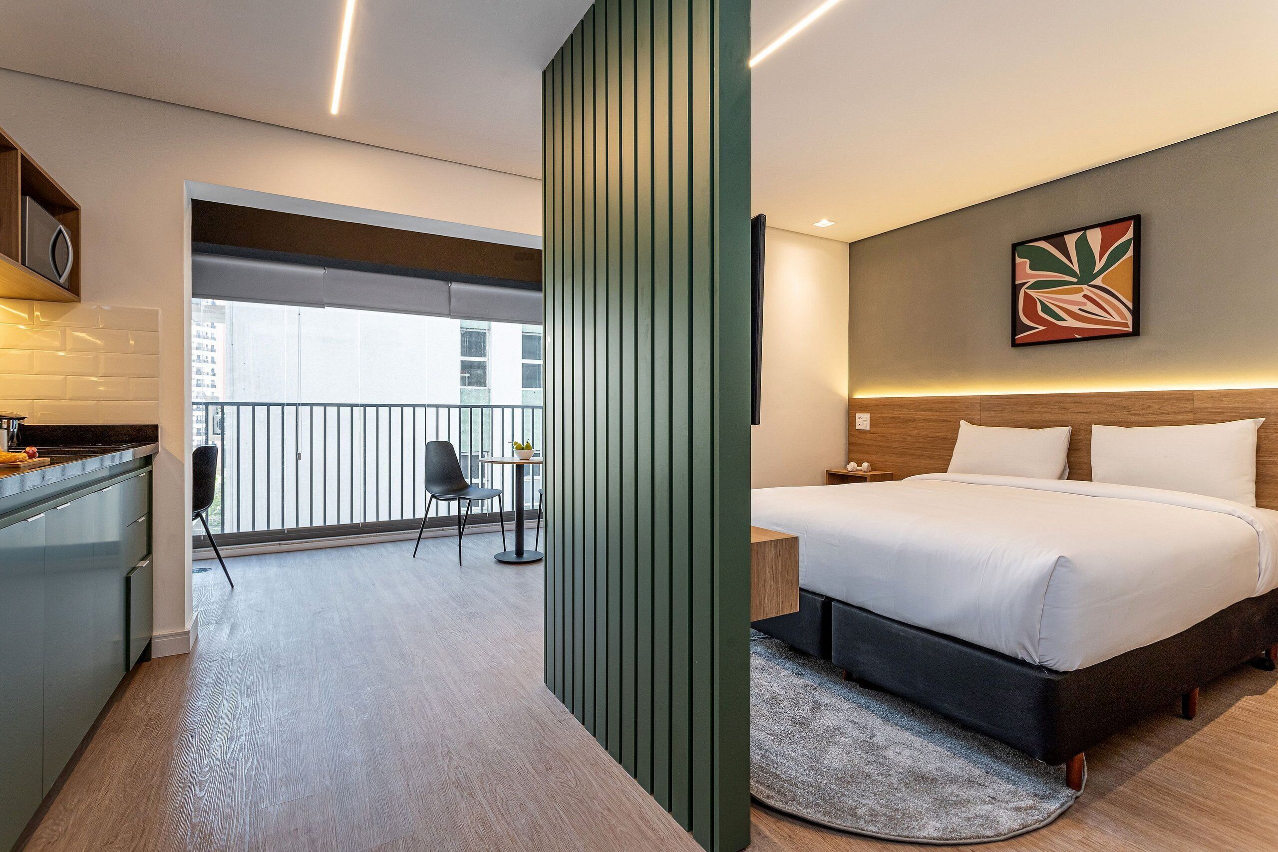 Estudio de diseñador | Espacio para trabajar con laptop y tabla de planchar con plancha 