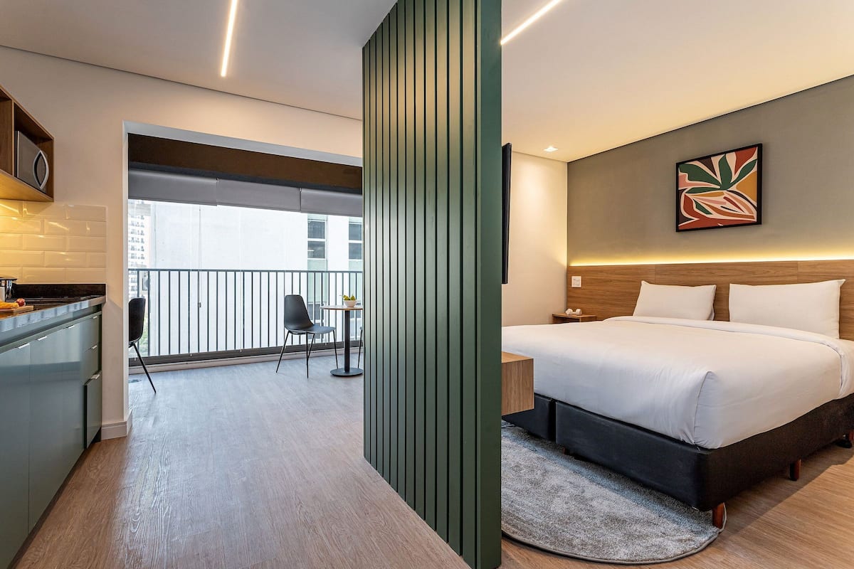 Estudio de diseñador | Espacio para trabajar con laptop y tabla de planchar con plancha