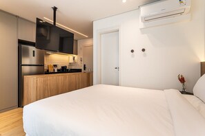 Studio Ville | Espace de travail pour ordinateurs portables, fer et planche à repasser