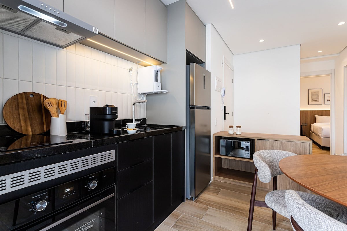 Apartamento | Cozinha privada | Geladeira, micro-ondas, cooktop, cafeteira/chaleira