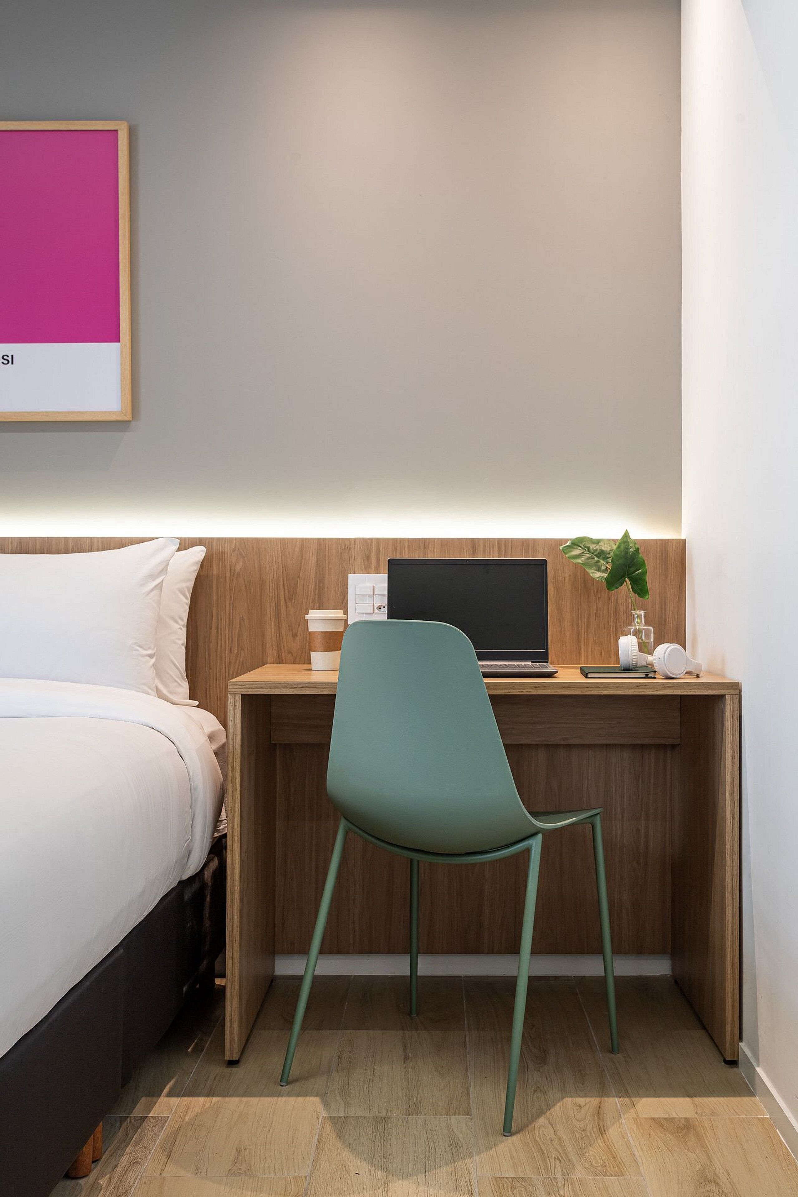 Estudio superior | Espacio para trabajar con laptop y tabla de planchar con plancha 