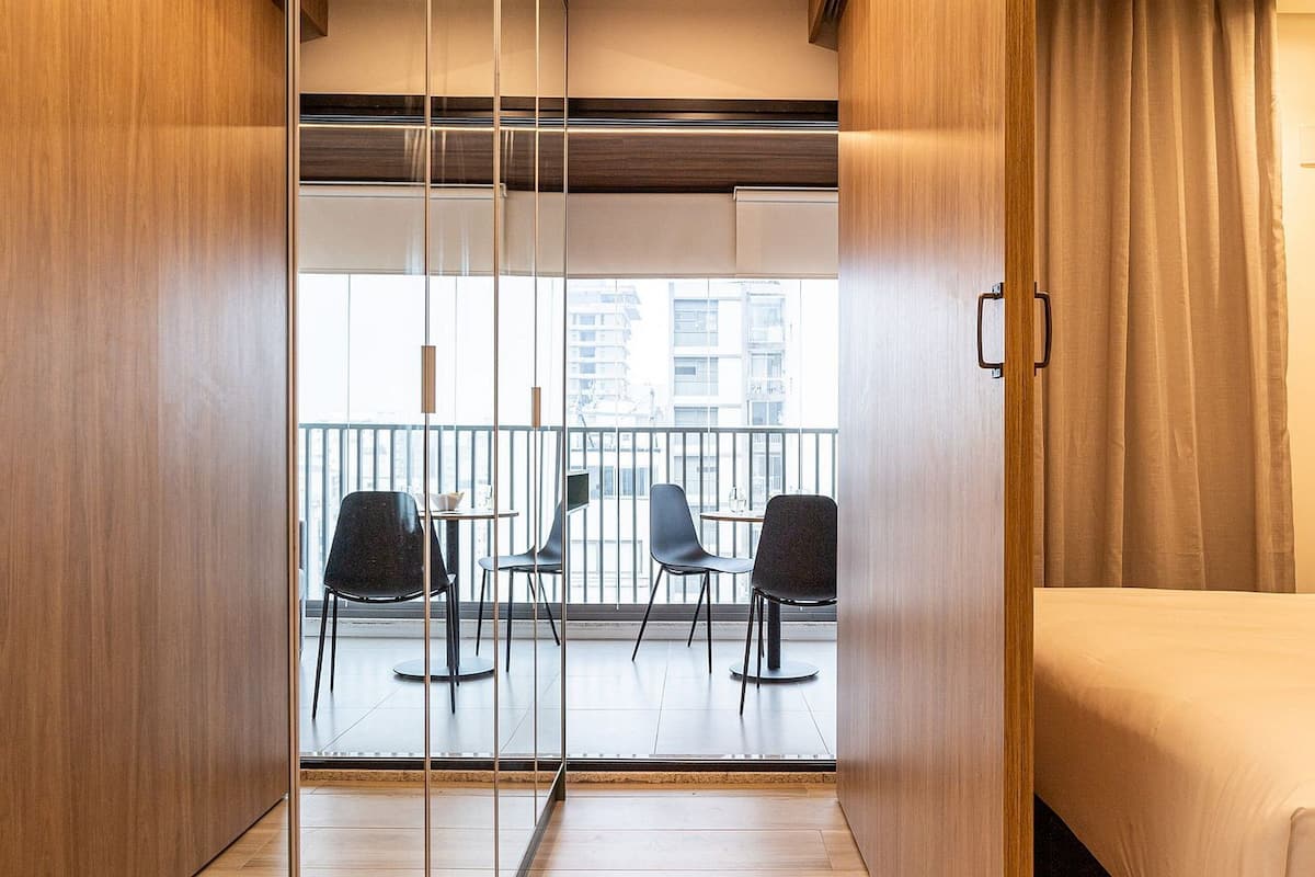 Estudio Grand | Espacio para trabajar con laptop y tabla de planchar con plancha