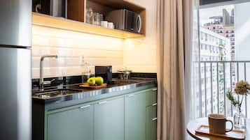 Studio Kota | Dapur pribadi | Lemari es, microwave, dan mesin pembuat kopi/teh