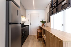 Studio Ville | Cuisine privée | Réfrigérateur, four à micro-ondes, surface de cuisson, cafetière-théière