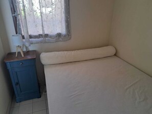 1 bedroom - 1-bedroom studio with sea view. Ideal for 2 adults and 1 child. (Saint Pierre la mer)