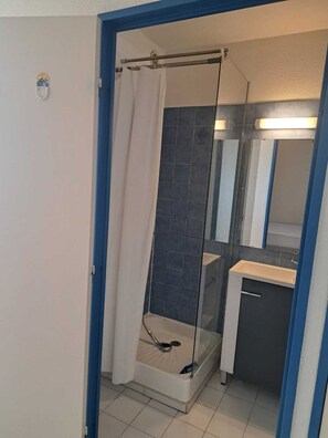 Een douche, een haardroger, toiletpapier