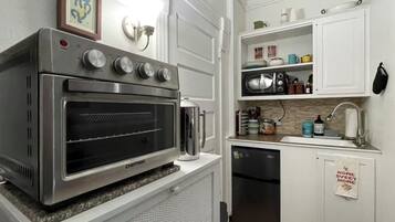 冰箱、微波炉、茶具/咖啡用具、电热水壶