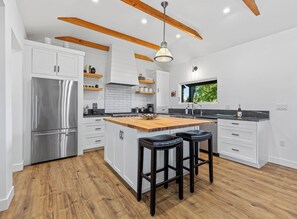 Private kitchen - Charming 3-bedroom Farmhouse Escape in Santa Ynez (Santa Ynez)