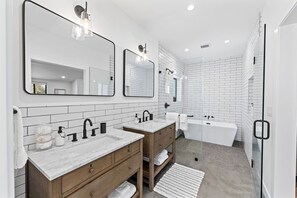 Secador de pelo, toallas, jabón y papel higiénico