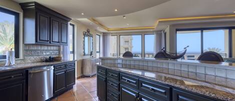 Réfrigérateur, micro-ondes, plaque de cuisson, lave-vaisselle