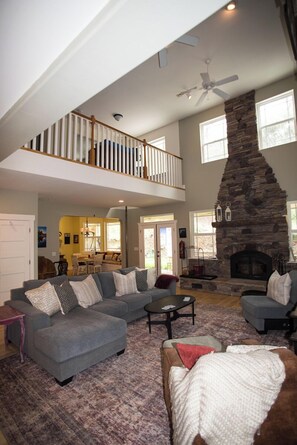 Fireplace, DVD player - Yosemite Firehouse Inn (Mariposa)