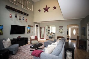 Fireplace, DVD player - Yosemite Firehouse Inn (Mariposa)