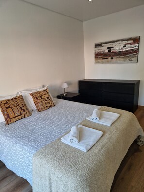 2 habitaciones, tabla de planchar con plancha, wifi y ropa de cama 