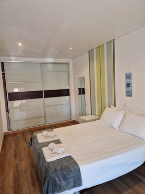 2 habitaciones, tabla de planchar con plancha, wifi y ropa de cama 