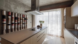 Fridge, oven, stovetop, dishwasher