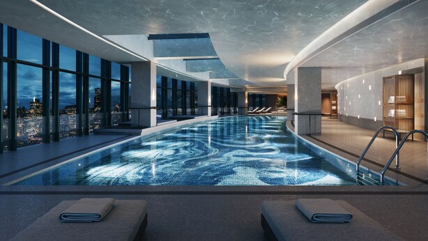 En moderne indendørs swimmingpool med udsigt over byen, store vinduer og et stilrent design.