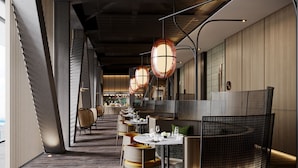 En moderne restaurant med aflangt layout, høje lofter og moderne lysarmaturer.