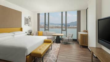 Luxe beddengoed, donsdekens, een minibar, een kluis op de kamer