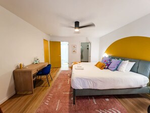 1 室のベッドルーム、デスク、アイロン / アイロン台、旅行用ベビーベッド