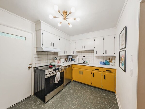 冷蔵庫、電子レンジ、オーブン、コンロ