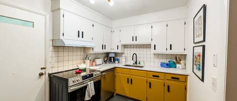 雪櫃、微波爐、焗爐、爐具