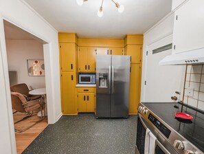Fridge, microwave, oven, stovetop - The Venturi Suite | 1 King | Newly Renovated! (Columbia)